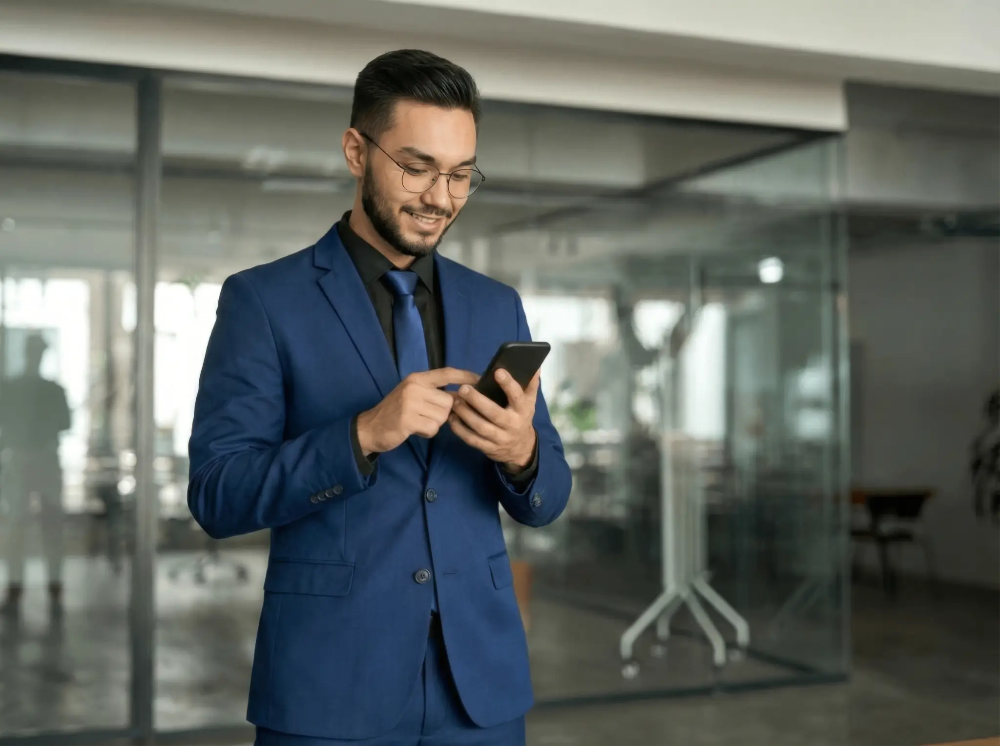 Homem usando app de finanças