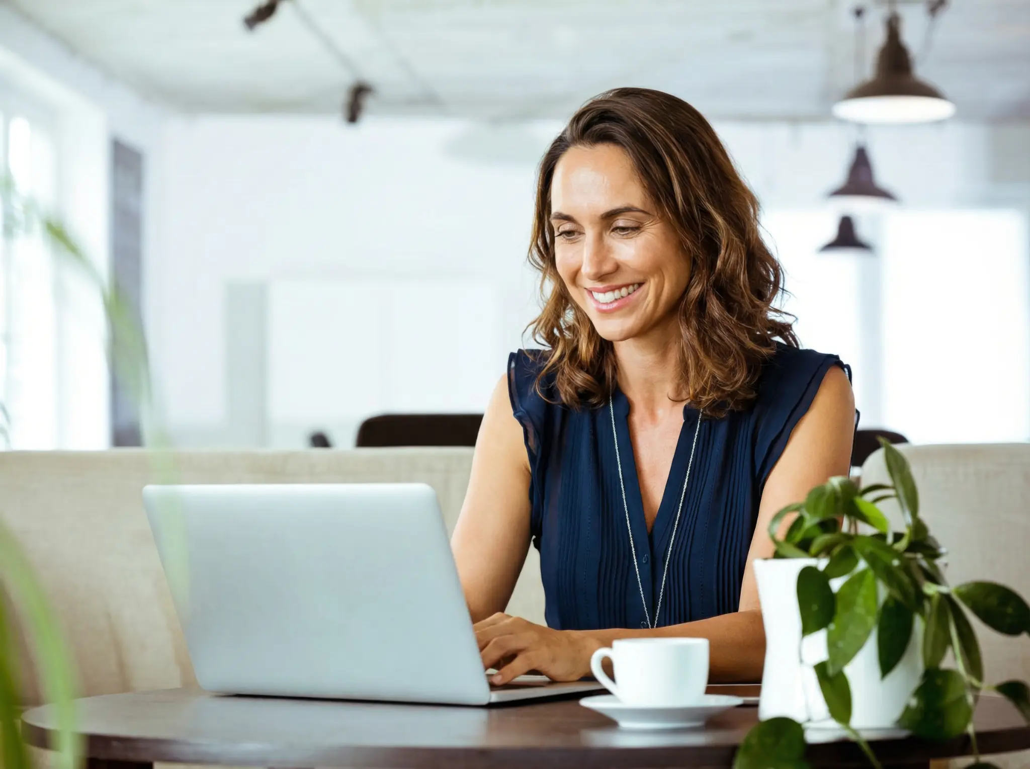 Mulher planejando suas finanças